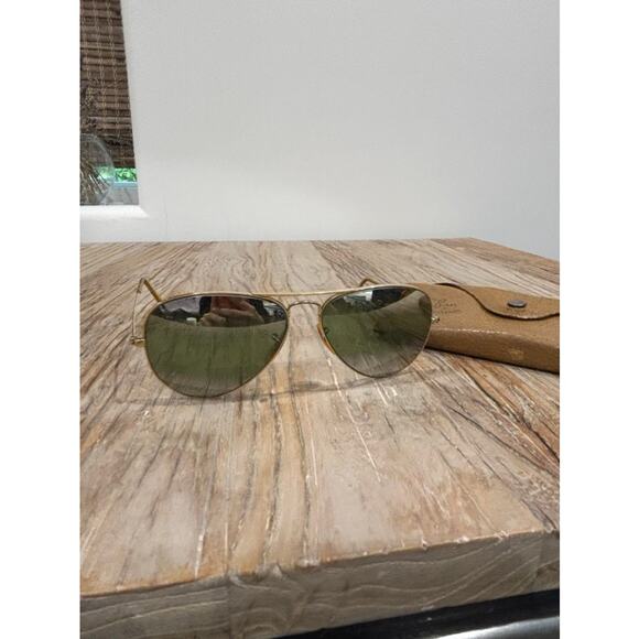 Vintage Ray-Ban Bausch & Lomb Aviator sunglasses with a gold frame - Picture 5 of 9